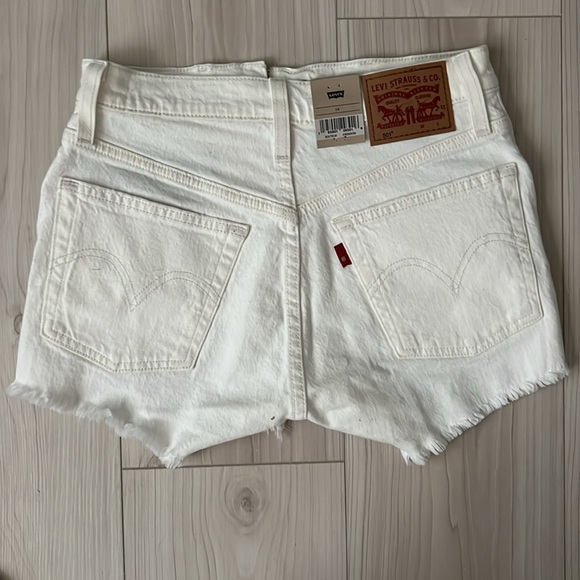 Levi’s shorts in white, size 24 - Picture 2 of 5